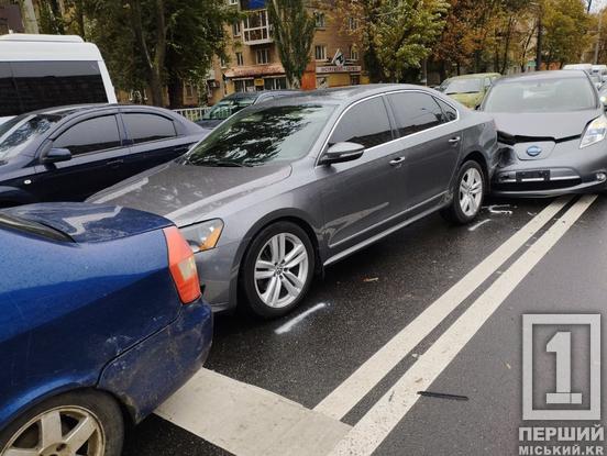 Не дотримались дистанції на слизькому: на проспекті Миру перед світлофором вдарилися три автівки2