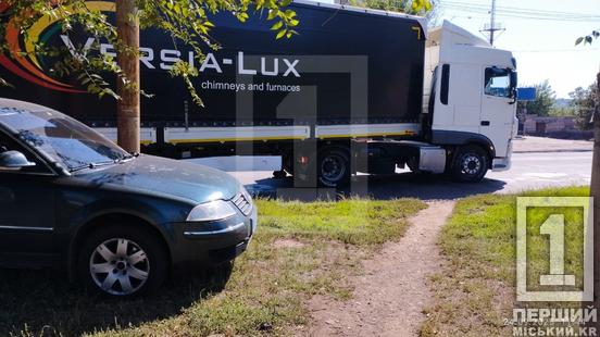 Обидва авто йшли на поворот: у Кривому Розі неподалік техбази притерлися фура та Volkswagen1