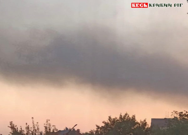 Пожежа вирує на місці ракетного удару в Кривому Розі