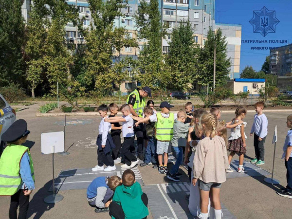 Патрульні Кривого Рогу  завітали до школярів: урок безпеки у веселому форматі1