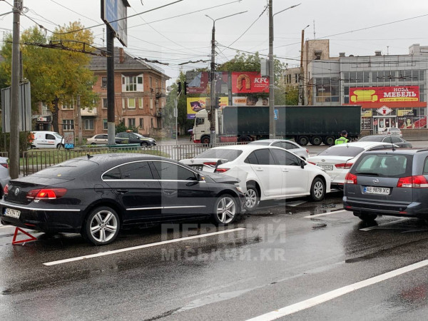 Потрійна ДТП на проспекті Центральному у Кривому Розі: без постраждалих0