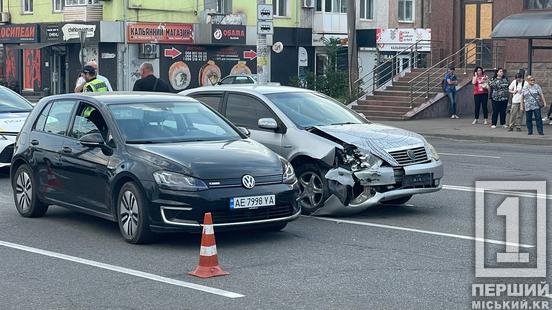 Прорахувався маневруючи: на проспекті Металургів ДТП з Volkswagen та Geely1