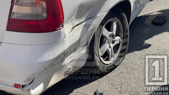 Раптовий удар у правий бік: у Кривому Розі у аварію потрапили Skoda та Volkswagen2