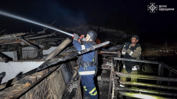 Сьогодні вночі росія атакувала Одеську область, зайнялися пожежі3