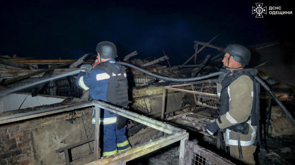 Сьогодні вночі росія атакувала Одеську область, зайнялися пожежі1