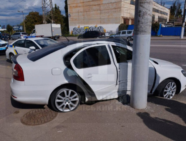 У Кривому Розі на вулиці Вільної Ічкерії трапилася серйозна ДТП: автівка влетіла у стовп ОНОВЛЕНО 13.520