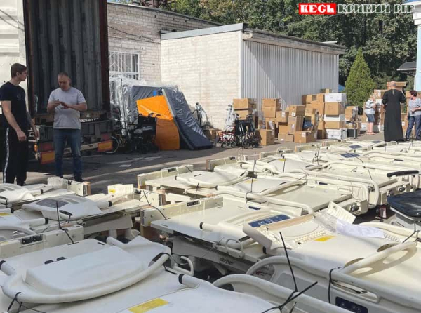 Поліцейські охорони розвантажували гуманітарку для онкодиспансера в Кривому Розі