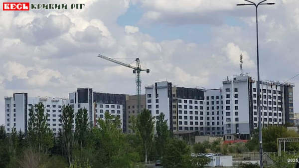 Баштовий кран працює над фасадом «тисячки» в Кривому Розі