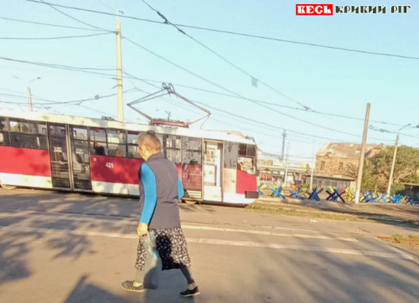 Привокзальну площу «прикрасили» металевими їжаками в Кривому Розі