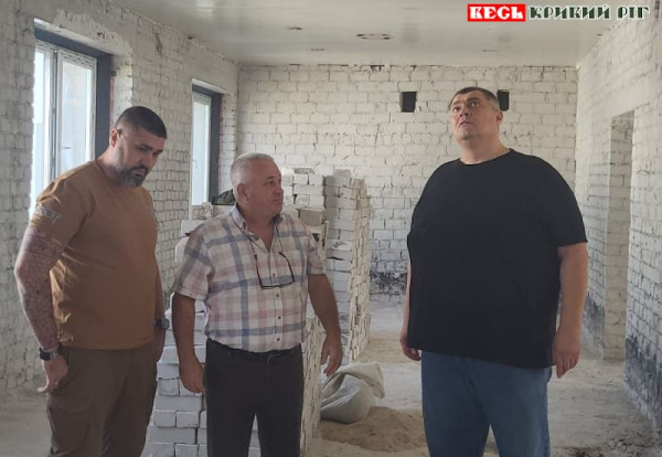Юрій Корявченков знайомиться з ремонтом в лікарні в Кривому Розі