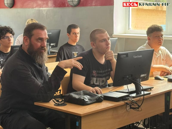 Оксен Лісовий в аудиторії  Криворізького професійного Гірничо-технологічного ліцею