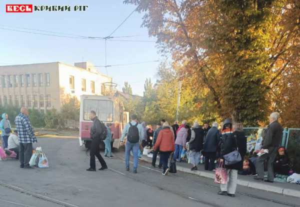 Людно на розворотному кільці трамваю на Привокзальній площі в Кривому Розі