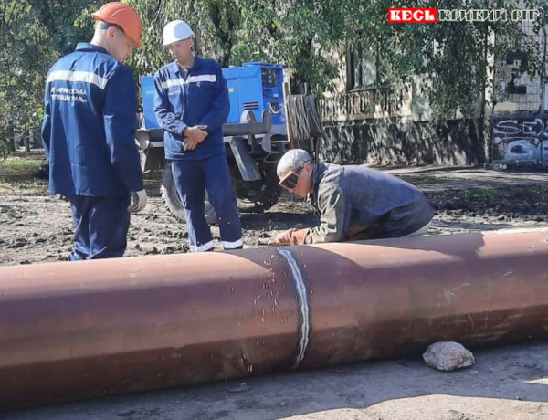 Практикант Ярослав Янченко зварює труби теплоцентралі в Кривому Розі