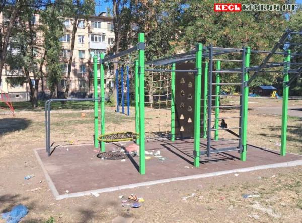 Сміття на новому спортмайданчику в Кривому Розі