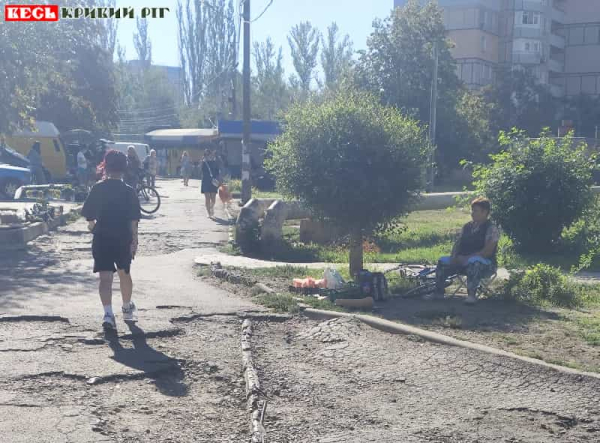 Осередок стихійної торгівлі на вул. Десантній в Кривому Розі