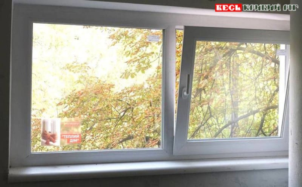 Вікно в під’їзді за програмою «Теплий дім» в Кривому Розі
