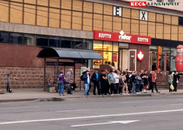 Пасажири чекають транспорт на зупинці на пр. Металургів в Кривому Розі