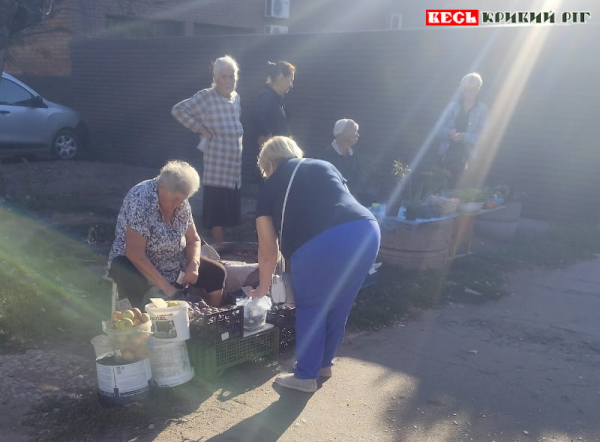 Осередок стихійної торгівлі на вул. Щепкіна, Кривий Ріг