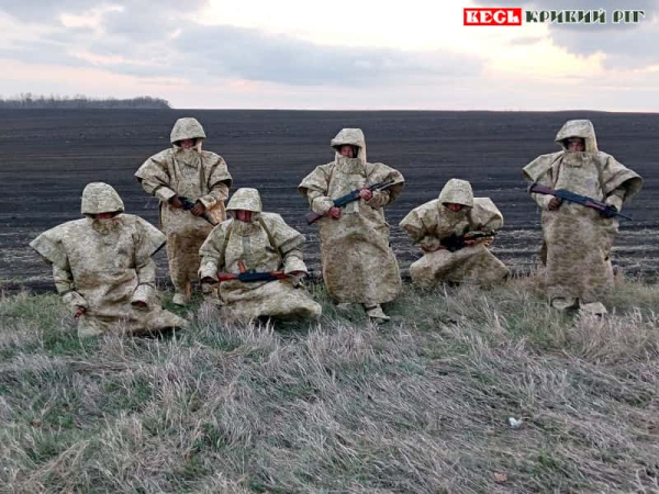 Бійці ЗСУ в криворізьких антитепловізорних плащах
