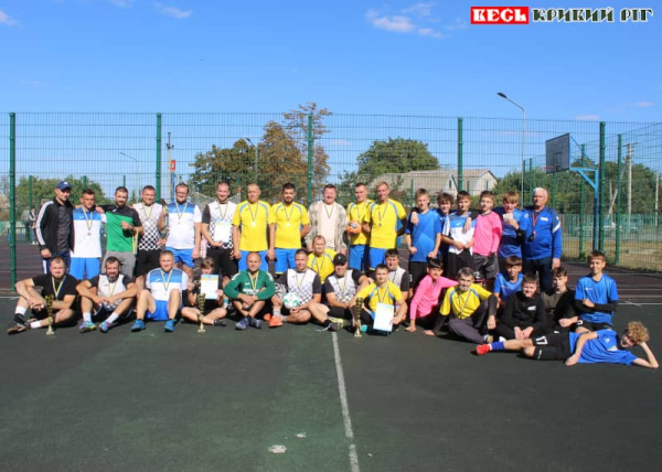 Учасники спортивних змагань  в День селища Софіївка в Криворізькому районі