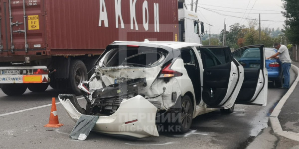 В напрямку Нікопольського шосе сталася потрійна аварія: вантажівка не встигла загальмувати0