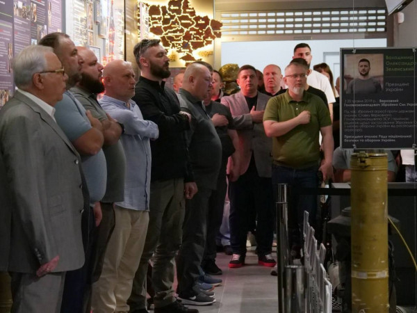 З повагою до Героїв. Задля збереження пам’яті прийдешнім поколінням. У Кривому Розі за участю керівництва міста та командувача Об'єднаних сил ЗСУ Михайла Драпатого відкрили музей російсько-Української війни2
