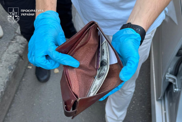За 10 тисяч доларів обіцяв «інвалідність» для виїзду за кордон: жителю Кривого Рогу повідомлено про підозру1