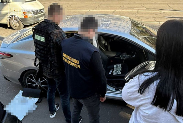За 10 тисяч доларів обіцяв «інвалідність» для виїзду за кордон: жителю Кривого Рогу повідомлено про підозру2