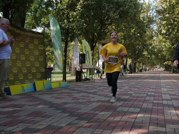 Забіг сили та незламності. Криворізькі ветерани війни, учасники бойових дій та члени їх родин змагалися в легкоатлетичному бігу на дистанціях 3, 2, 1 км та 500 м4
