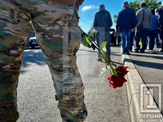 Зі сльозами та стоячи на колінах: Кривий Ріг попрощався із загиблим Героєм Данилом Чабанюком5