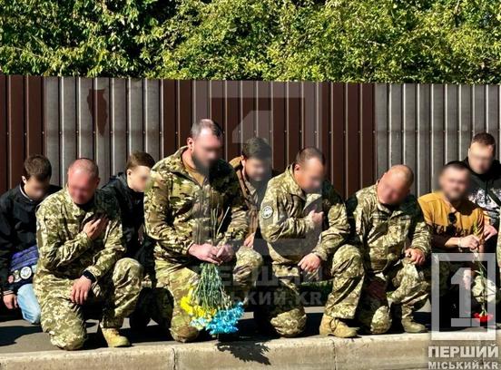 Зі сльозами та стоячи на колінах: Кривий Ріг попрощався із загиблим Героєм Данилом Чабанюком2