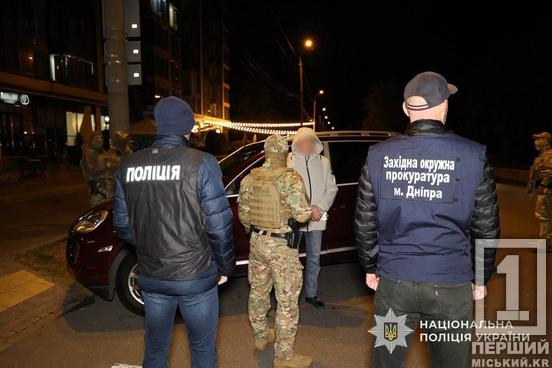 13 тисяч доларів і камери на кордоні не працюватимуть: на Дніпропетровщині затримали ділків, які переправляли чоловіків за кордон3