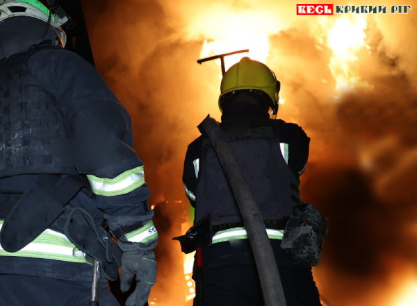 Гасіння пожежі після удару шахедами на підприємстві в Кривому Розі