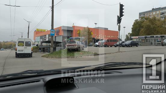 Бусік опинився на пішохідній зоні: на «Зарічному» не розминулися ВАЗ та Mercedes6