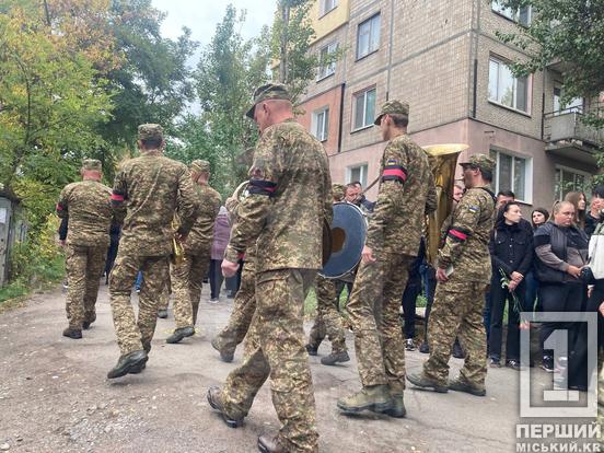 «Це неоціненна втрата, дуже болюча»: криворіжці простилися з  Олексієм Гудковим, який загинув у боях на Торецькому напрямку4