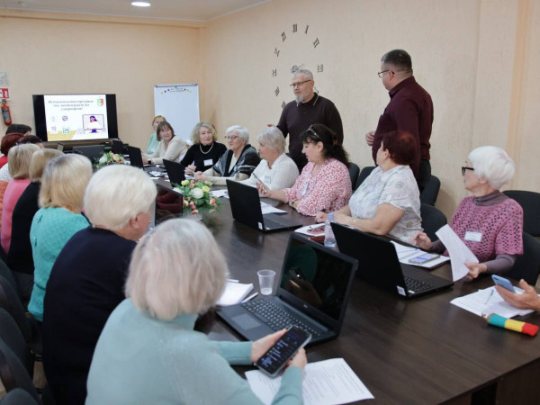 Голова Ради оборони Кривого Рогу Олександр Вілкул відвідав «Університет третього віку»: криворіжці «золотого» віку опановують сучасні технології0