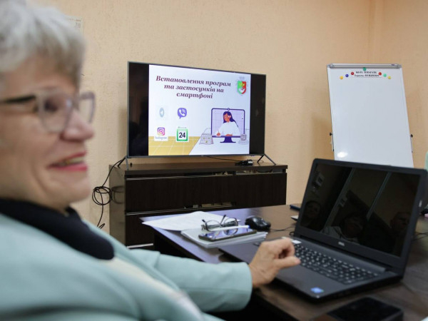 Голова Ради оборони Кривого Рогу Олександр Вілкул відвідав «Університет третього віку»: криворіжці «золотого» віку опановують сучасні технології4