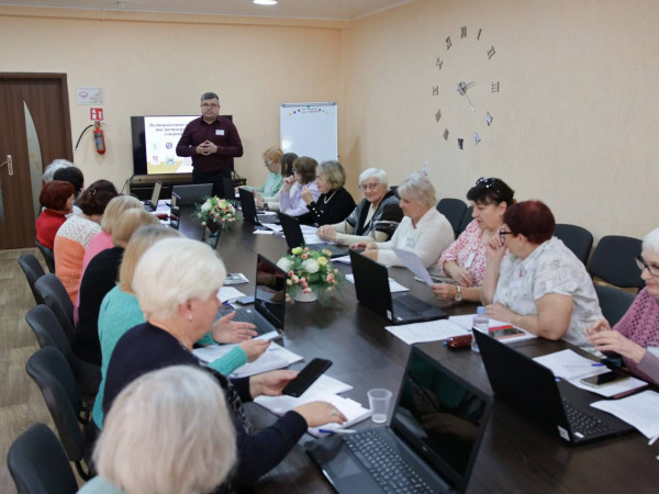 Голова Ради оборони Кривого Рогу Олександр Вілкул відвідав «Університет третього віку»: криворіжці «золотого» віку опановують сучасні технології1