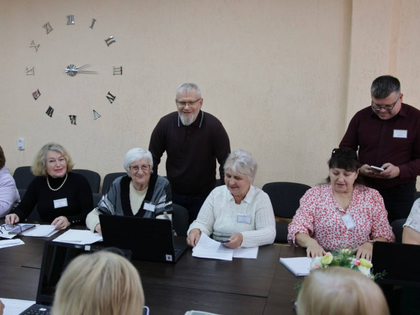 Голова Ради оборони Кривого Рогу Олександр Вілкул відвідав «Університет третього віку»: криворіжці «золотого» віку опановують сучасні технології3