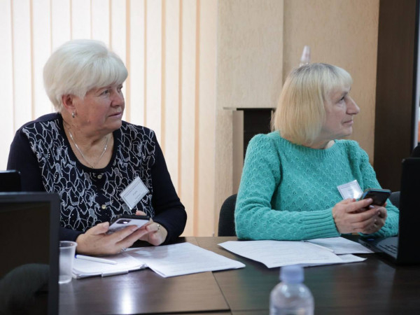 Голова Ради оборони Кривого Рогу Олександр Вілкул відвідав «Університет третього віку»: криворіжці «золотого» віку опановують сучасні технології2