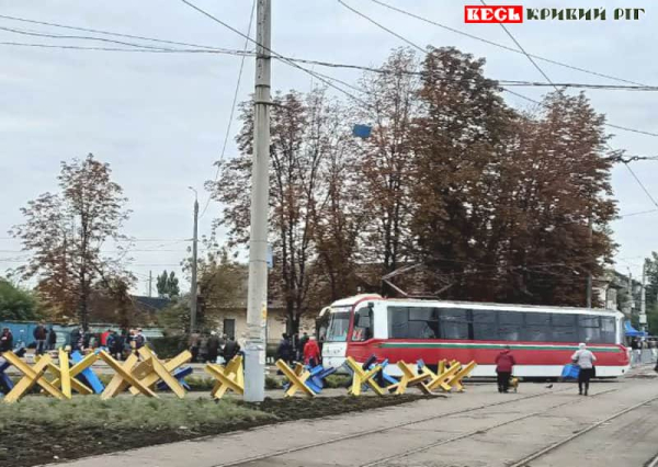 Привокзальну площу заставили їжаками в Кривому Розі