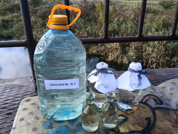 Проби води – фото управління екології виконкому Криворізької міськради