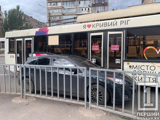 Ймовірний наслідок зміни смуг: на 95-ому кварталі тролейбус притиснув Mazda1