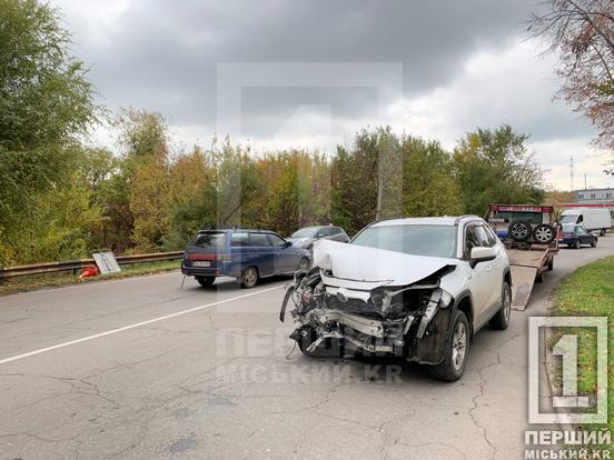 Капот перетворився на «гармошку»: у районі «Сонячної галереї» Toyota влетіла у дерево3