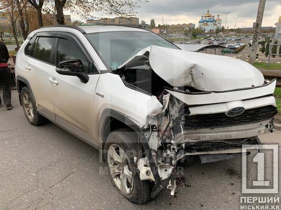 Капот перетворився на «гармошку»: у районі «Сонячної галереї» Toyota влетіла у дерево2