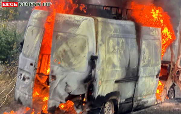 Мікроавтобус волонтерів згорів у Костянтинівці від ворожого дрону