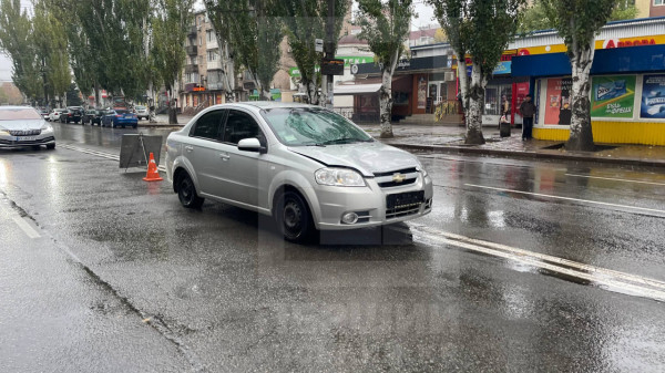 Літній чоловік потрапив під колеса легковика на проспекті  Металургів0