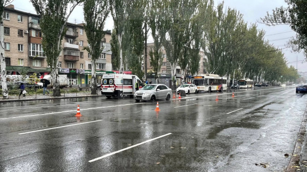 Літній чоловік потрапив під колеса легковика на проспекті  Металургів1
