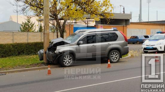 «Морду» Nissan розтрощив стовп: на вулиці Волонтерів через ДТП загинув чоловік1
