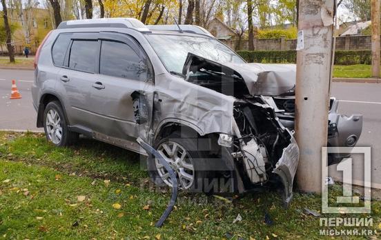 «Морду» Nissan розтрощив стовп: на вулиці Волонтерів через ДТП загинув чоловік